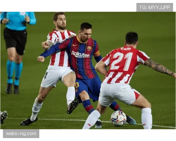 特写瞬间：西班牙人小将打入西甲处子球后奔向看台与家人庆祝